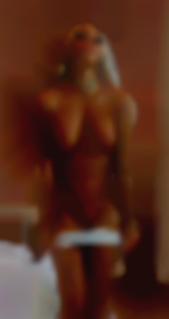 Exibitionests milfs and have nudity.